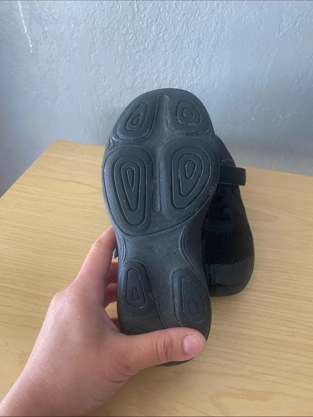 black Nike Revolution 4 (PSV) running shoes 11c